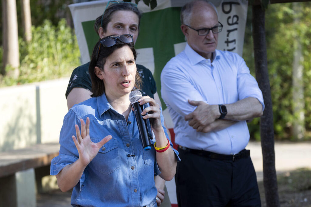 Schlein propone legge contro il caldo estremo: mezzo miliardo per rifugi climatici e aiuti alle famiglie