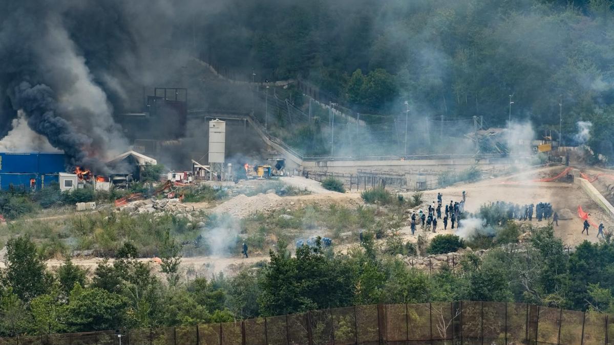 Scontri in Val di Susa: 450 No Tav identificati, 126 feriti tra le forze dell'ordine