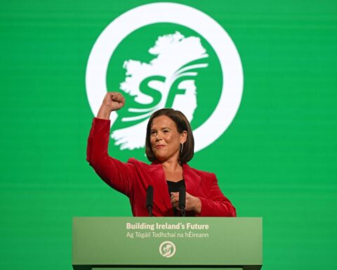 Sinn Féin propone legge sulla riunificazione irlandese, politici al governo in difficoltà