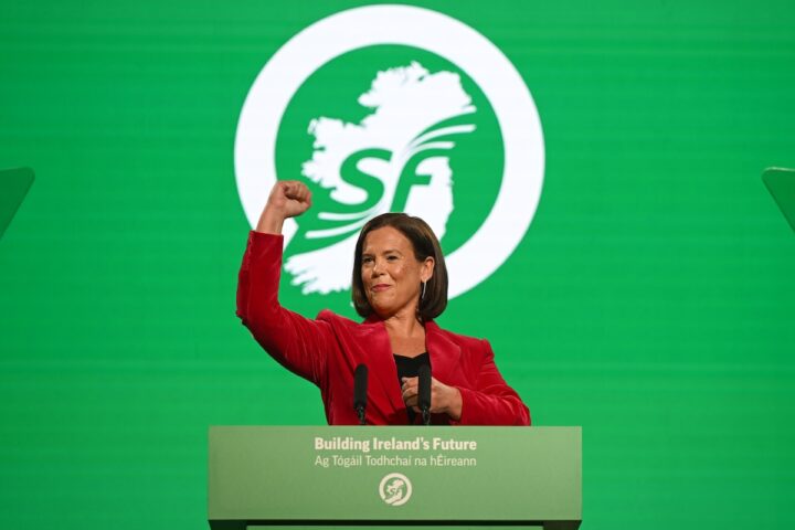 Sinn Féin propone legge sulla riunificazione irlandese, politici al governo in difficoltà