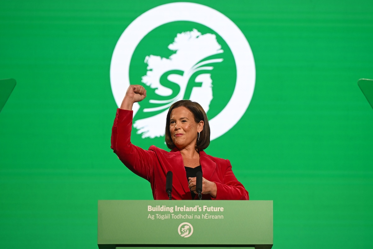 Sinn Féin propone legge sulla riunificazione irlandese, politici al governo in difficoltà