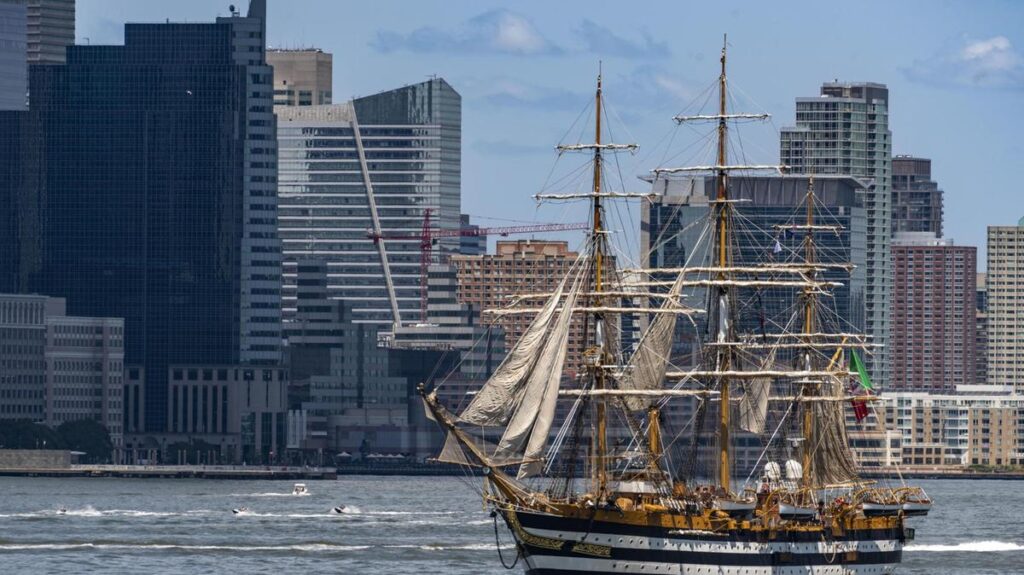 Successo per la nave Amerigo Vespucci a New York durante il tour mondiale per l'indipendenza americana