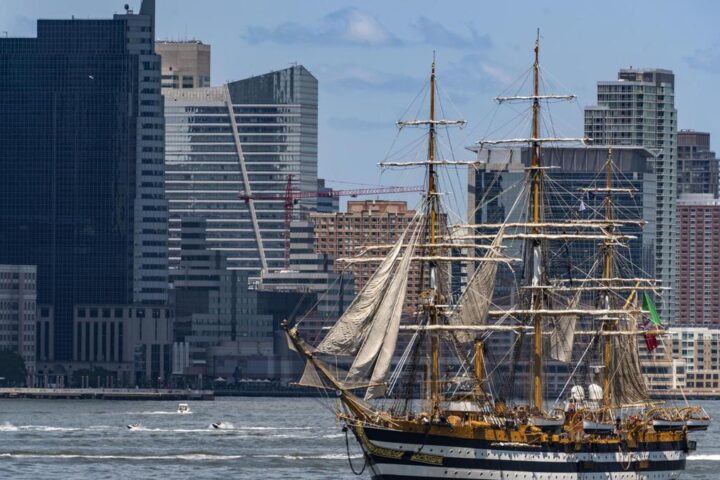 Successo per la nave Amerigo Vespucci a New York durante il tour mondiale per l'indipendenza americana