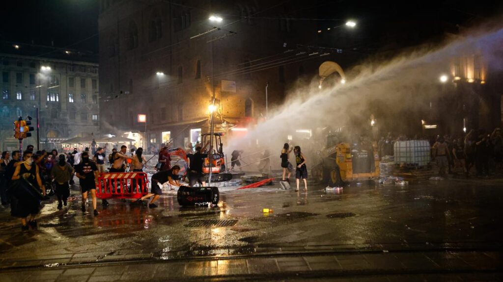 Tensioni a Bologna dopo il presidio per Fakir: oltre 50 feriti tra le forze dell'ordine