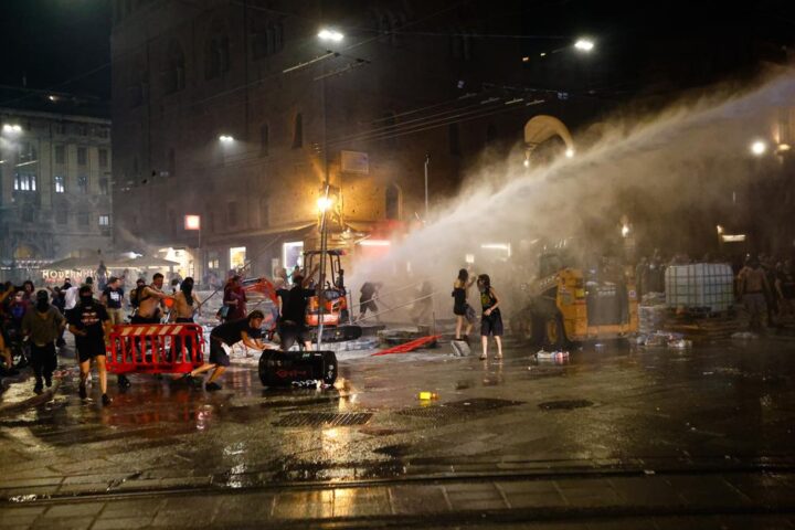 Tensioni a Bologna dopo il presidio per Fakir: oltre 50 feriti tra le forze dell'ordine
