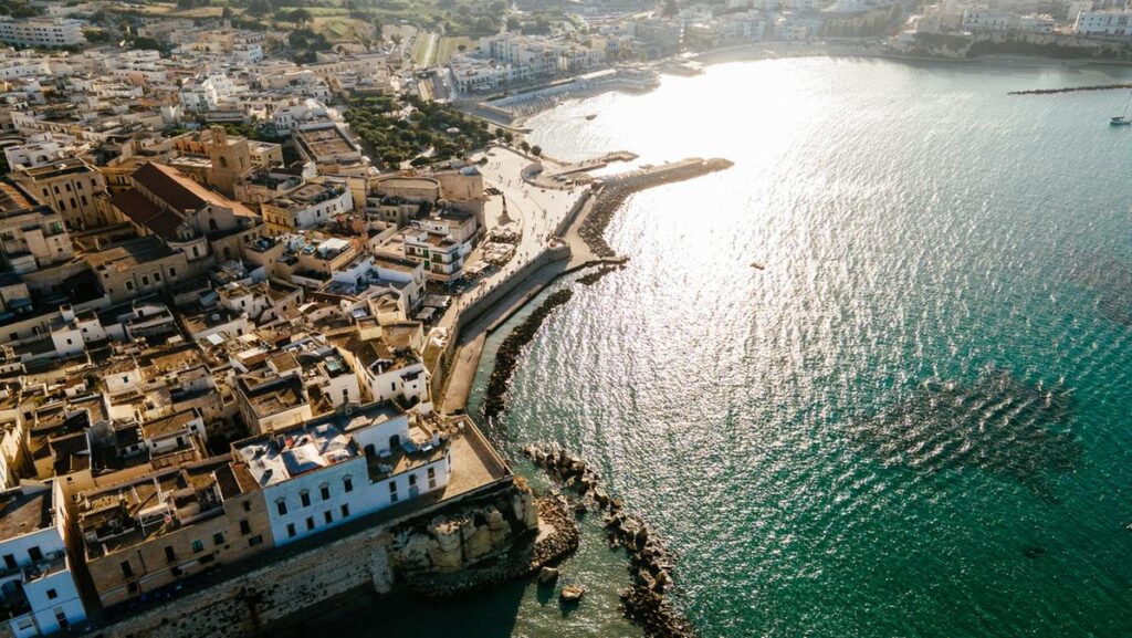 Tragedia a Otranto: padre muore dopo aver salvato i figli gemelli di otto anni