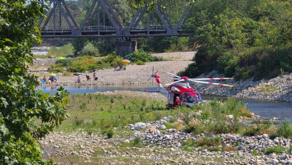 Tragedia a Romagnano: padre e zio annegano nel fiume Sesia mentre salvano una ragazza