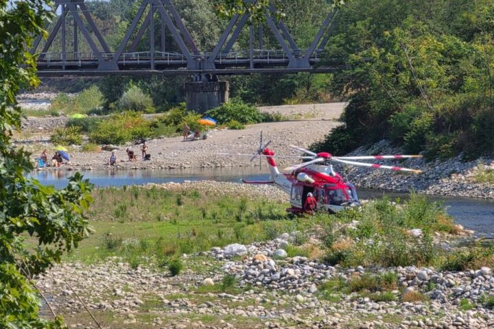 Tragedia a Romagnano: padre e zio annegano nel fiume Sesia mentre salvano una ragazza