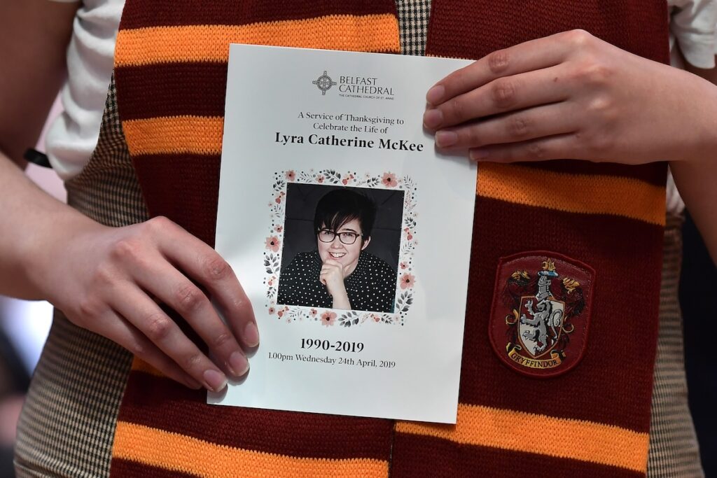 Tre uomini assolti per l'omicidio della giornalista Lyra McKee in Irlanda del Nord