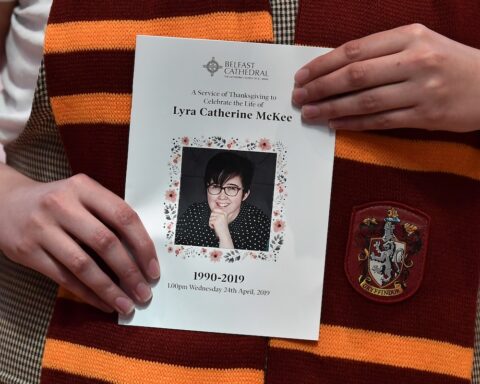 Tre uomini assolti per l'omicidio della giornalista Lyra McKee in Irlanda del Nord