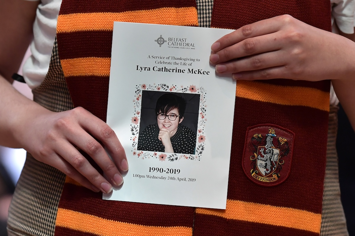 Tre uomini assolti per l'omicidio della giornalista Lyra McKee in Irlanda del Nord