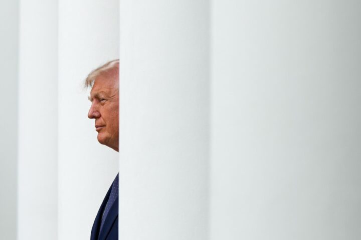 Trump intensifica le critiche all'Iran mentre cresce la tensione nello Stretto di Hormuz