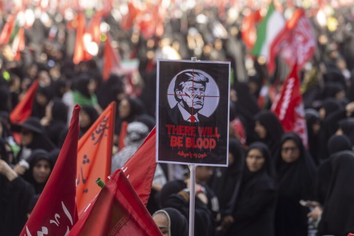 Trump prova nuove mosse contro l'Iran, ma non riesce a sbloccare la situazione nello stretto di Hormuz