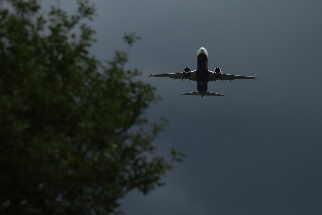 Un passeggero di un volo Ryanair verso la Germania rischia di essere risucchiato fuori da un finestrino rotto in Grecia