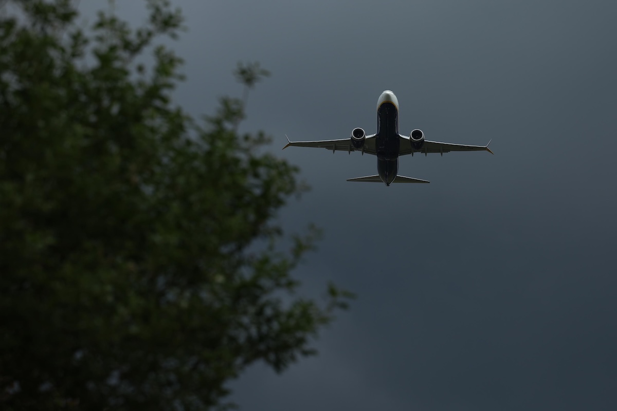 Un passeggero di un volo Ryanair verso la Germania rischia di essere risucchiato fuori da un finestrino rotto in Grecia