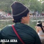 Un ragazzino franco-algerino con un fucile ad acqua ricatta i passanti al canal Saint Martin