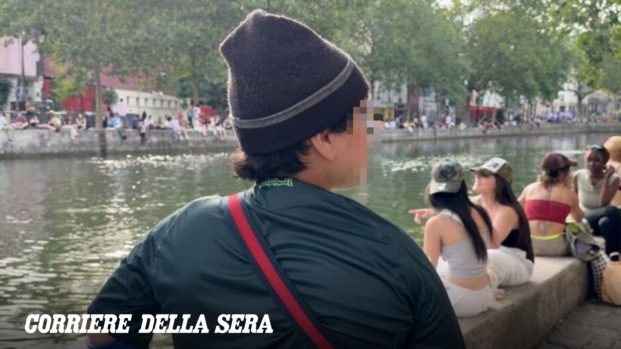 Un ragazzino franco-algerino con un fucile ad acqua ricatta i passanti al canal Saint Martin