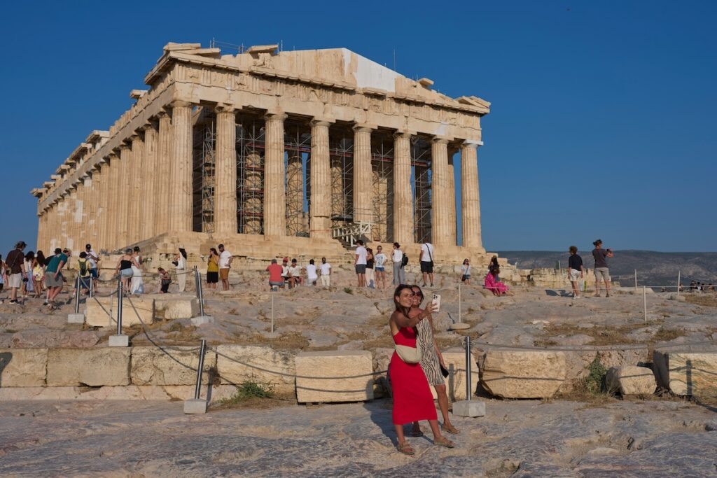 Un uomo accoltella due turisti vicino all'Acropoli di Atene, arrestato dalla polizia
