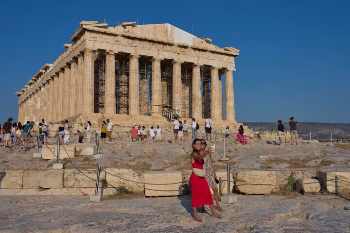 Un uomo accoltella due turisti vicino all'Acropoli di Atene, arrestato dalla polizia