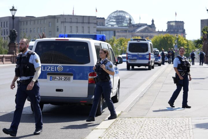 Un uomo di 68 anni accusato di aver drogato e stuprato 14 donne a Berlino