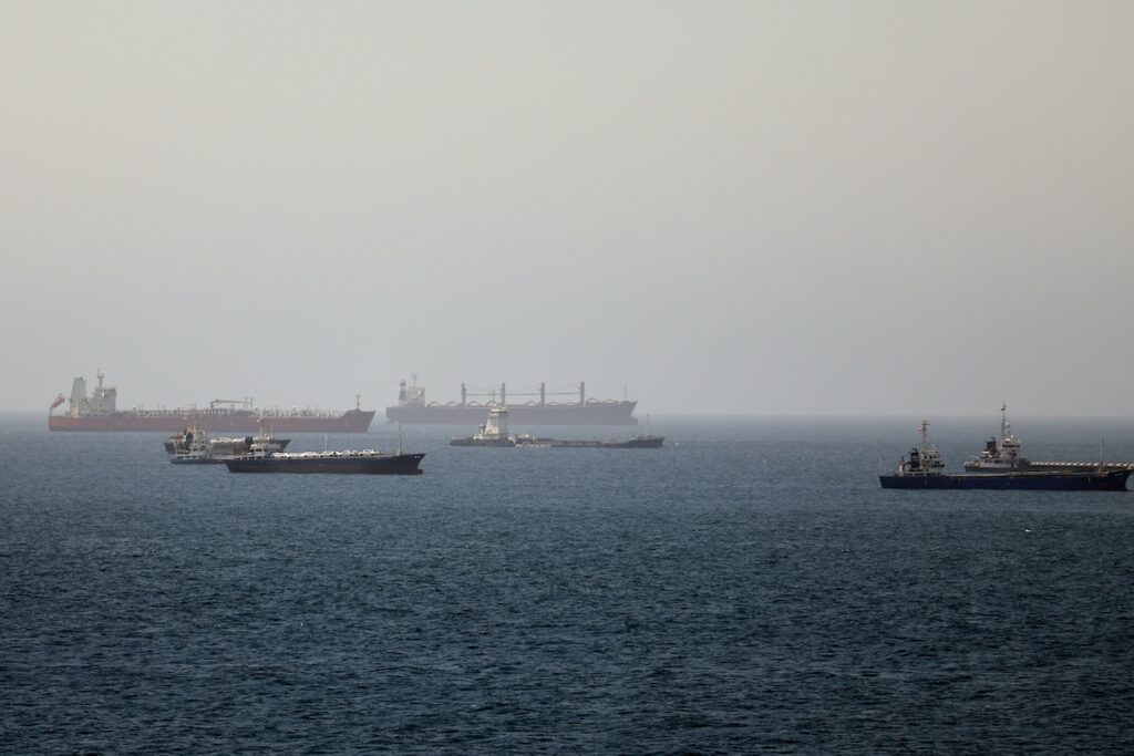 Una petroliera colpita nello stretto di Hormuz provoca incendio a bordo