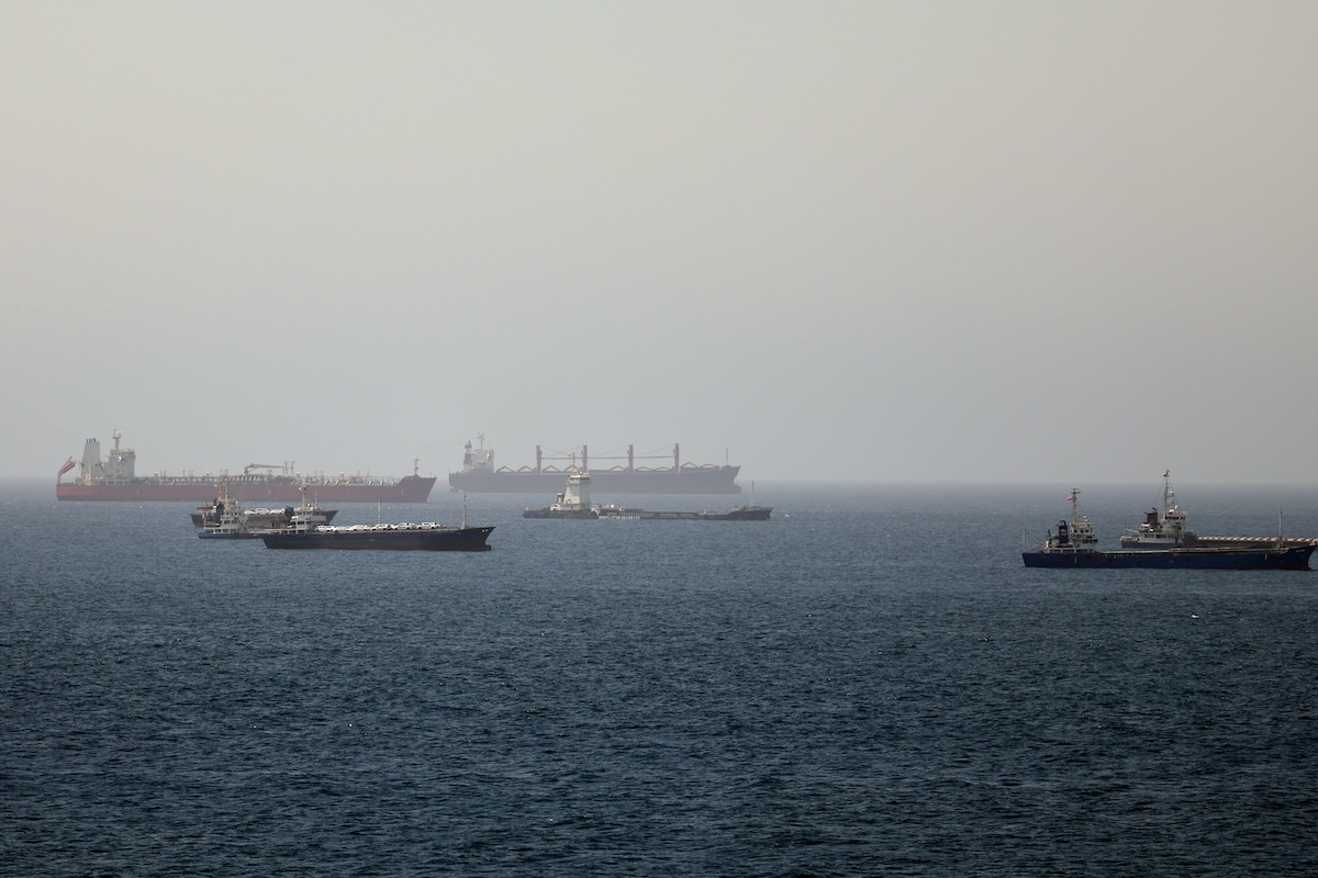 Una petroliera colpita nello stretto di Hormuz provoca incendio a bordo
