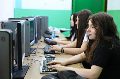 Unicef: l'intelligenza artificiale plasma l'infanzia, ma crea rischi e disparità globali