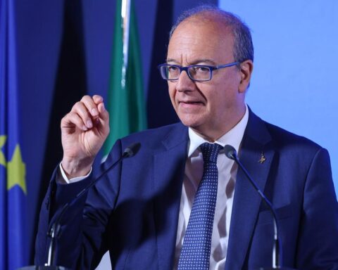 Valditara: progetto formativo per educare i giovani all'uso consapevole dei social e al benessere digitale