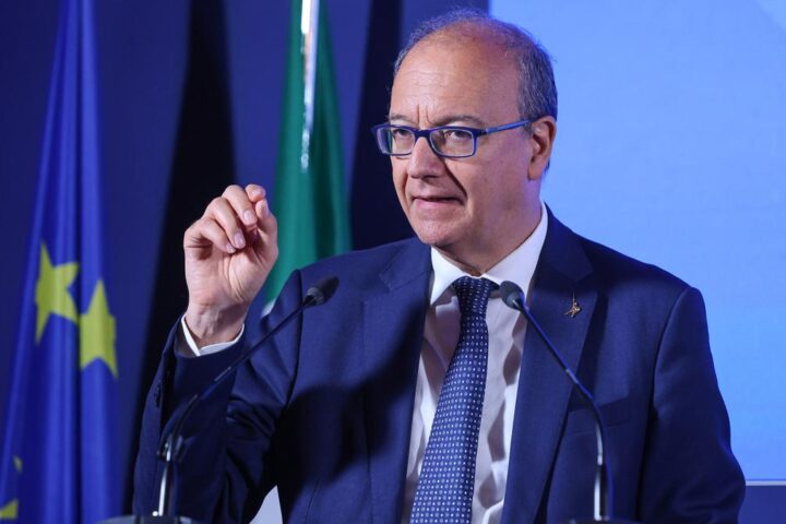 Valditara: progetto formativo per educare i giovani all'uso consapevole dei social e al benessere digitale