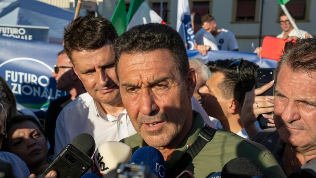 Vannacci raggiunge il 5,9%, il centrodestra in calo secondo l'ultima Supermedia