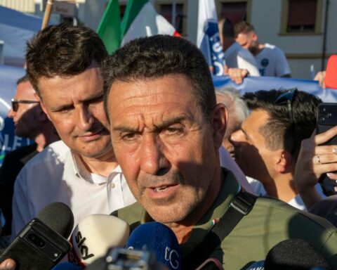 Vannacci raggiunge il 5,9%, il centrodestra in calo secondo l'ultima Supermedia