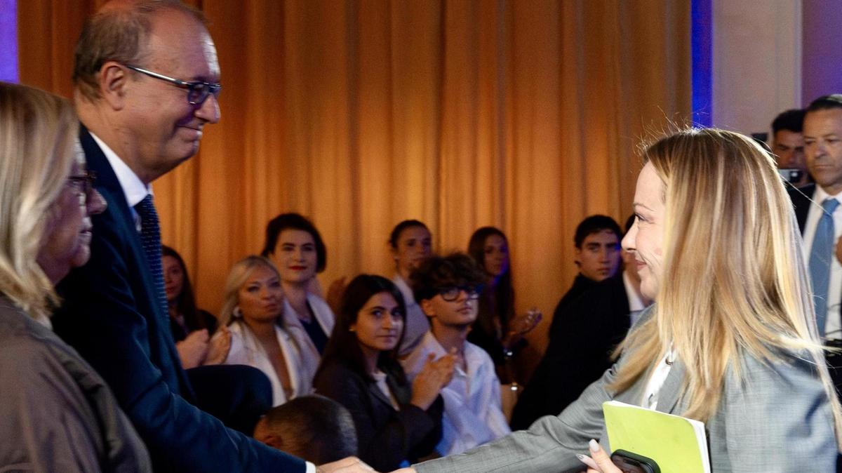Viaggi all’estero per 150mila studenti: il piano di Meloni per rimuovere le barriere