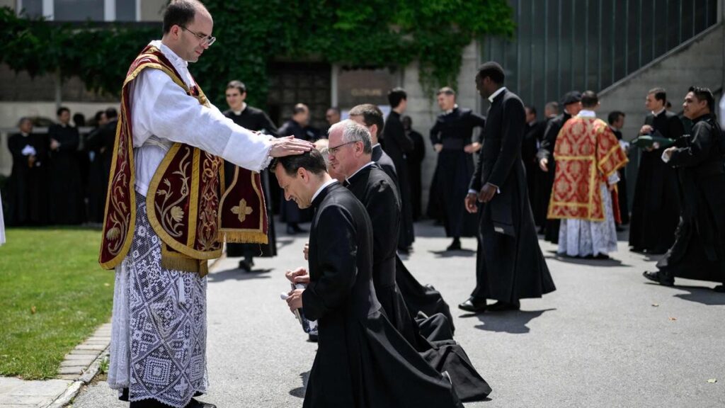 Viaggio ad Albano Laziale nel rifugio dei lefebvriani: l’ex parroco ammette, “Il Papa ha ragione”