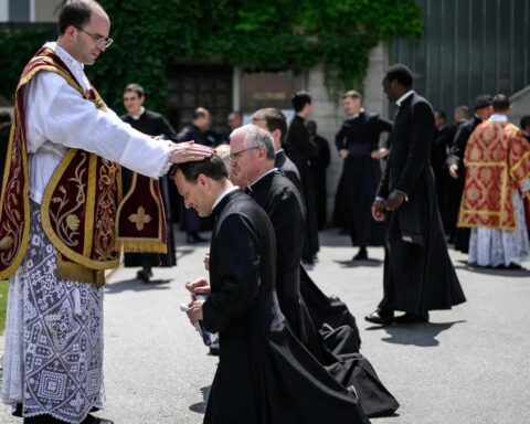 Viaggio ad Albano Laziale nel rifugio dei lefebvriani: l’ex parroco ammette, “Il Papa ha ragione”