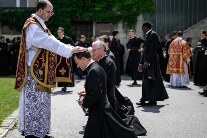 Viaggio ad Albano Laziale nel rifugio dei lefebvriani: l’ex parroco ammette, “Il Papa ha ragione”