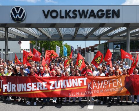 Volkswagen raddoppia la stima dei licenziamenti a 100mila posti di lavoro in Germania