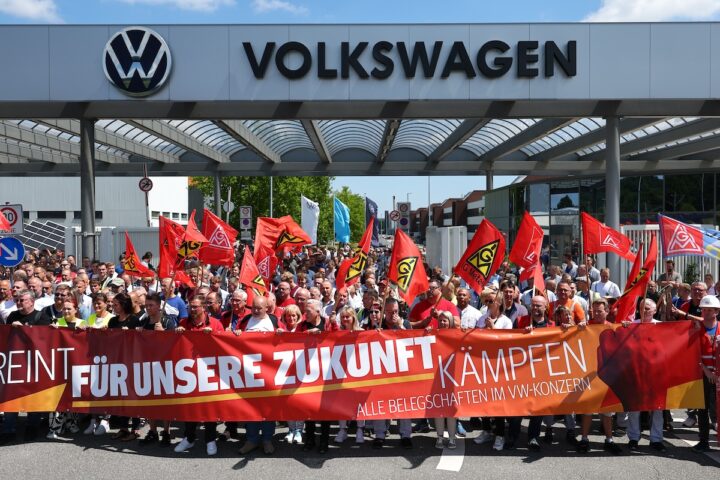Volkswagen raddoppia la stima dei licenziamenti a 100mila posti di lavoro in Germania
