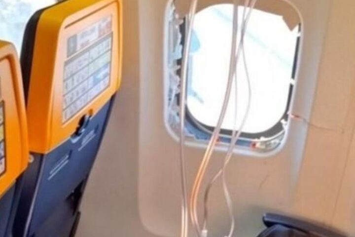 Volo Ryanair da Salonicco a Memmingen, finestrino si rompe e passeggero viene risucchiato