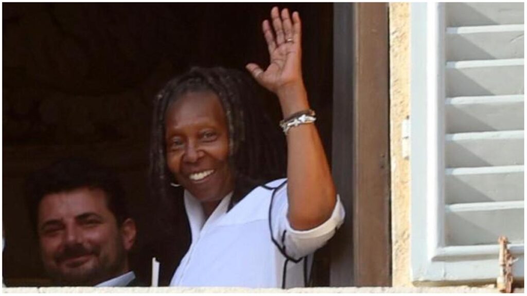 Whoopi Goldberg ospite d'onore al Palio di Siena: la corsa rinviata per maltempo