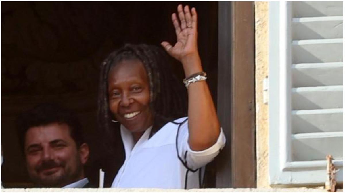 Whoopi Goldberg ospite d'onore al Palio di Siena: la corsa rinviata per maltempo