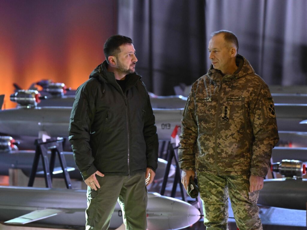Zelensky rimuove Syrsky da capo dell'esercito, al suo posto Drapatyi, ma la piazza chiede Fedorov