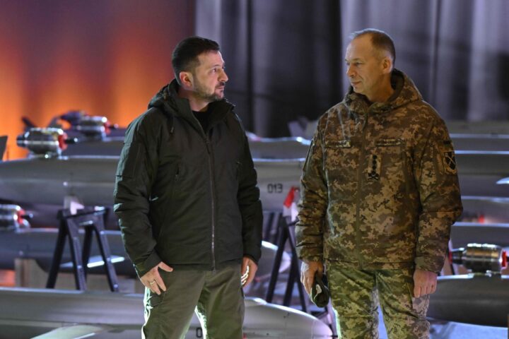 Zelensky rimuove Syrsky da capo dell'esercito, al suo posto Drapatyi, ma la piazza chiede Fedorov