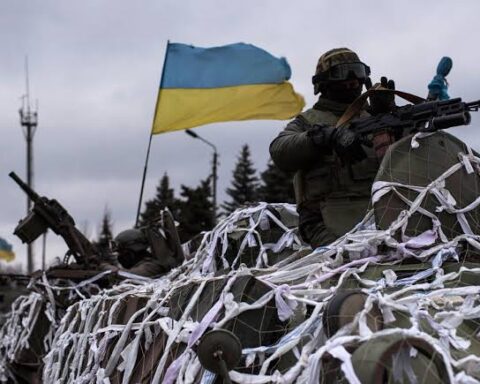 Munizioni a grappolo per l’Ucraina: una decisione tra urgenza militare e responsabilità politica