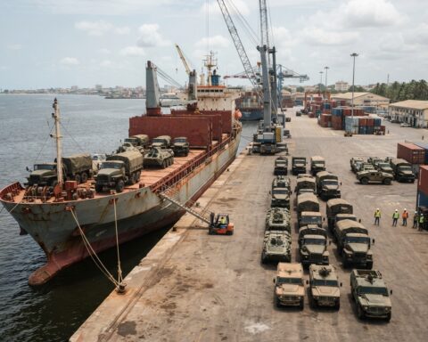 Il Cremlino porta mezzi militari in Mali usando una nave sanzionata dagli Usa