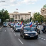 A Belgrado poche decine di veicoli rilanciano la linea russa contro il percorso europeo