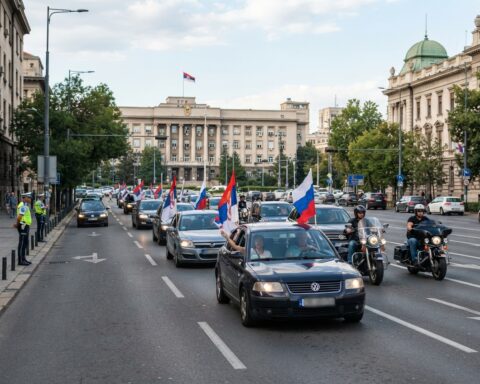 A Belgrado poche decine di veicoli rilanciano la linea russa contro il percorso europeo
