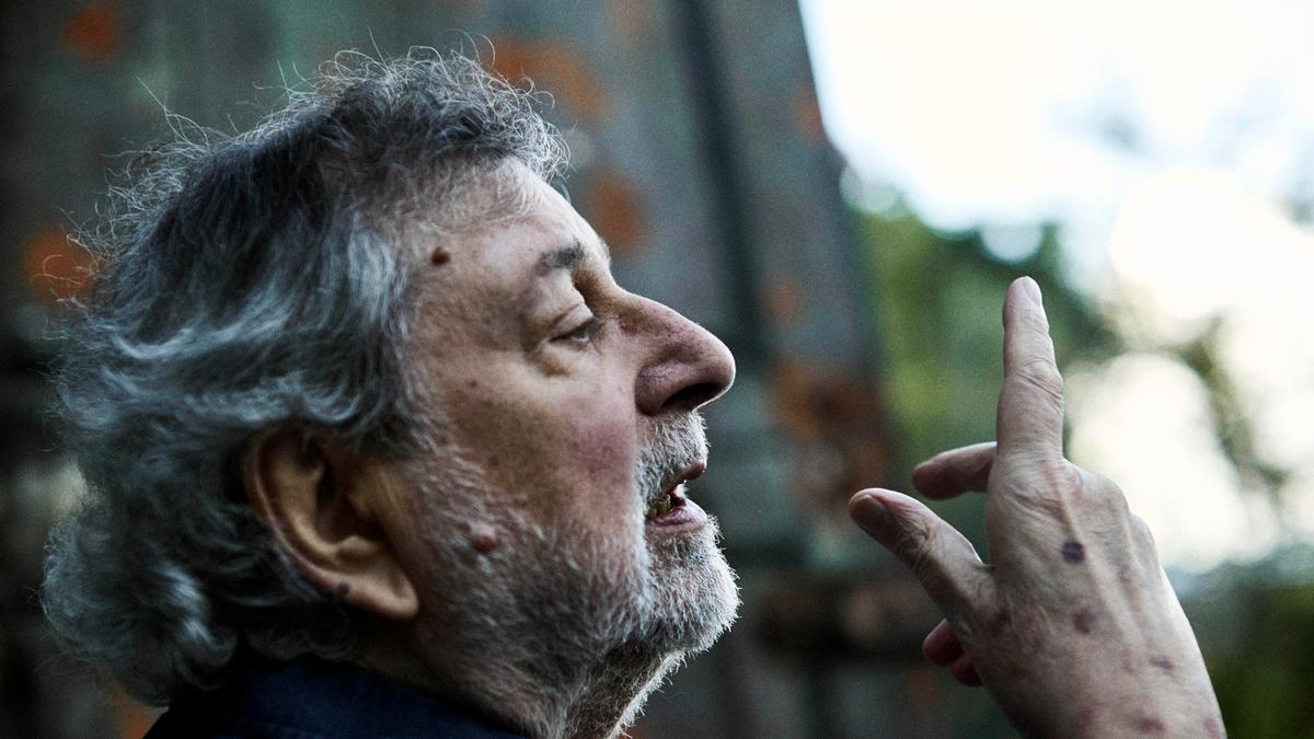 Addio a Francesco Guccini, icona della musica italiana, morto a 86 anni
