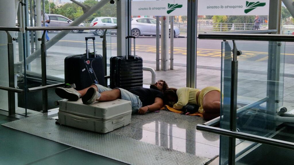 Aeroporto di Catania chiuso fino al 14 agosto: oltre 700 voli cancellati a causa dell'Etna