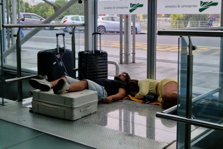 Aeroporto di Catania chiuso fino al 14 agosto: oltre 700 voli cancellati a causa dell'Etna