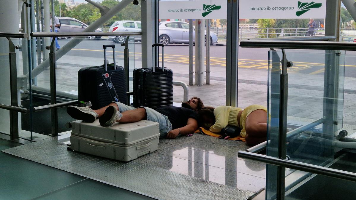 Aeroporto di Catania chiuso fino al 14 agosto: oltre 700 voli cancellati a causa dell'Etna